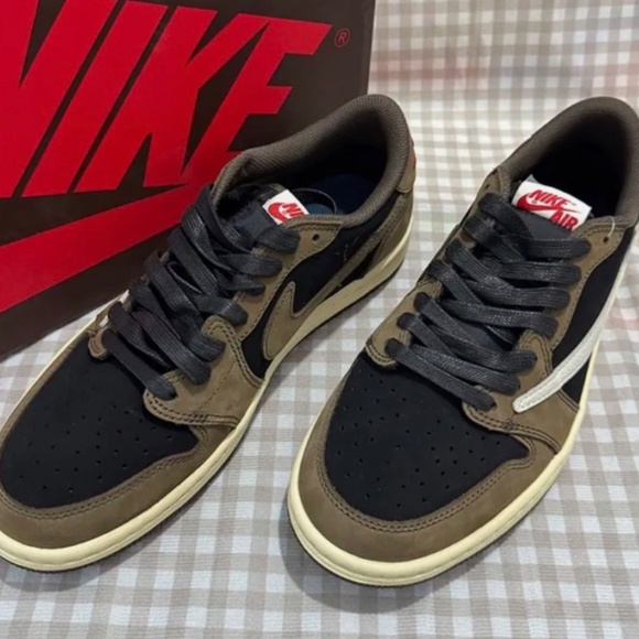 11.5 Travis scott Mocha OG. - Picture 3 of 4